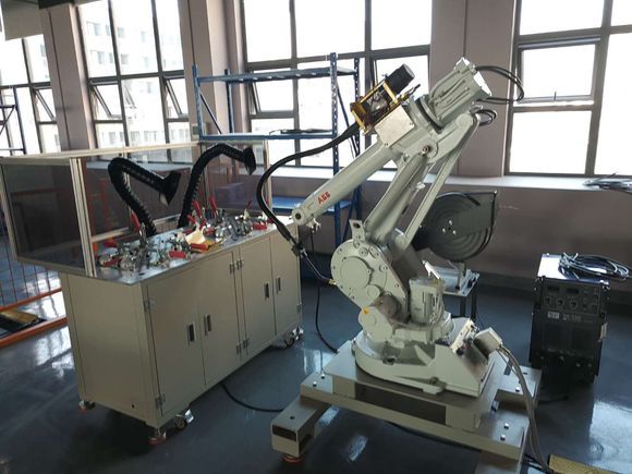 【工业机器人培训】：焊接机器人工作站的构成