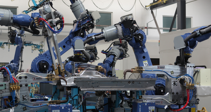 安川多机器人点焊系统实拍图